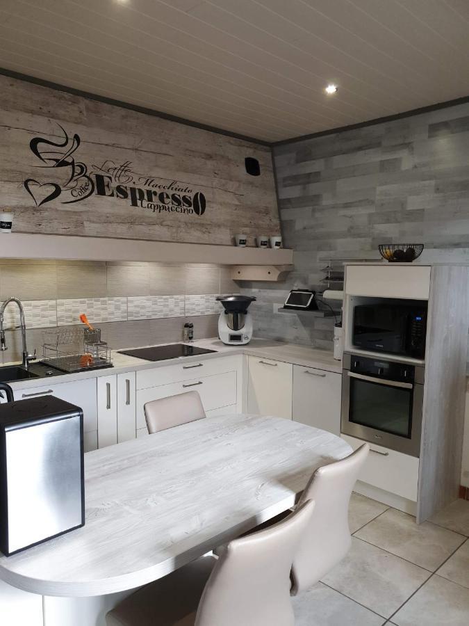 Au Petit Bonheur Bed & Breakfast Saint-Martin-du-Frene Exterior photo